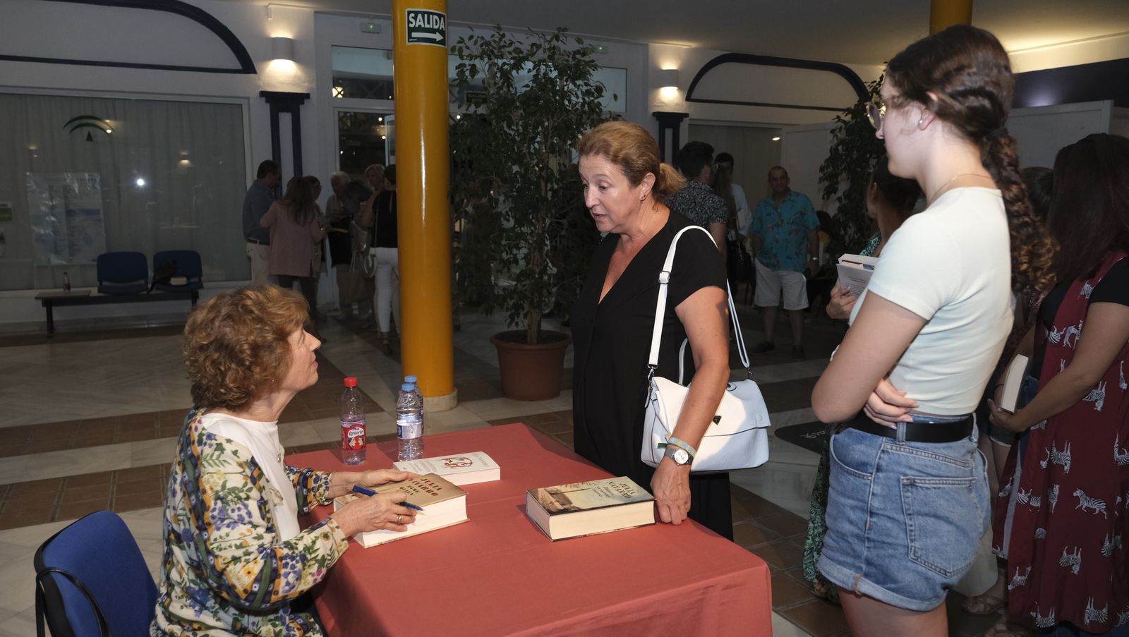 Imágenes de Diario de los Libros en Mojácar, con la escritora Julia Navarro