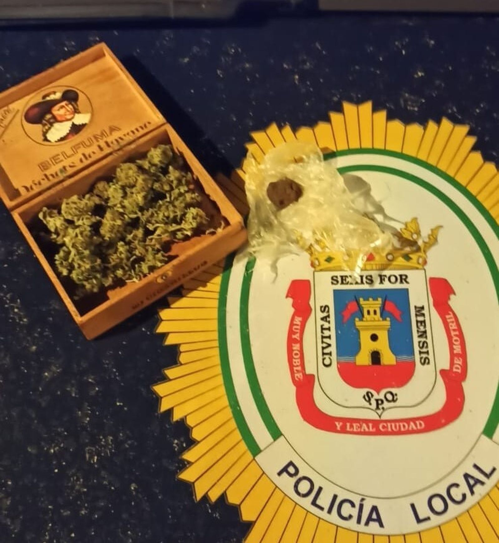 La Policía Local de Motril disuelve un botellón y multa por consumo de drogas en Playa Granada