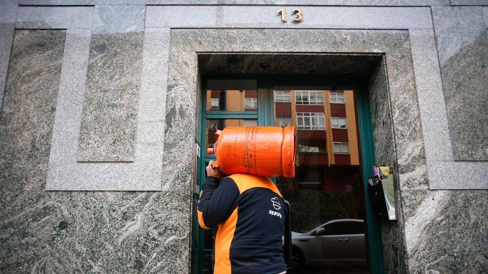 Un repartido carga con una bombona de butano.