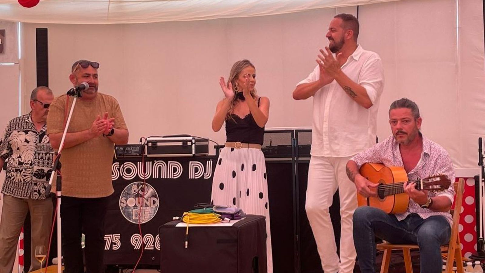 Trini de la Isla, María Guerrero, Jesús Carrillo y Juan Manuel Fernández durante una de sus actuaciones en la caseta.
