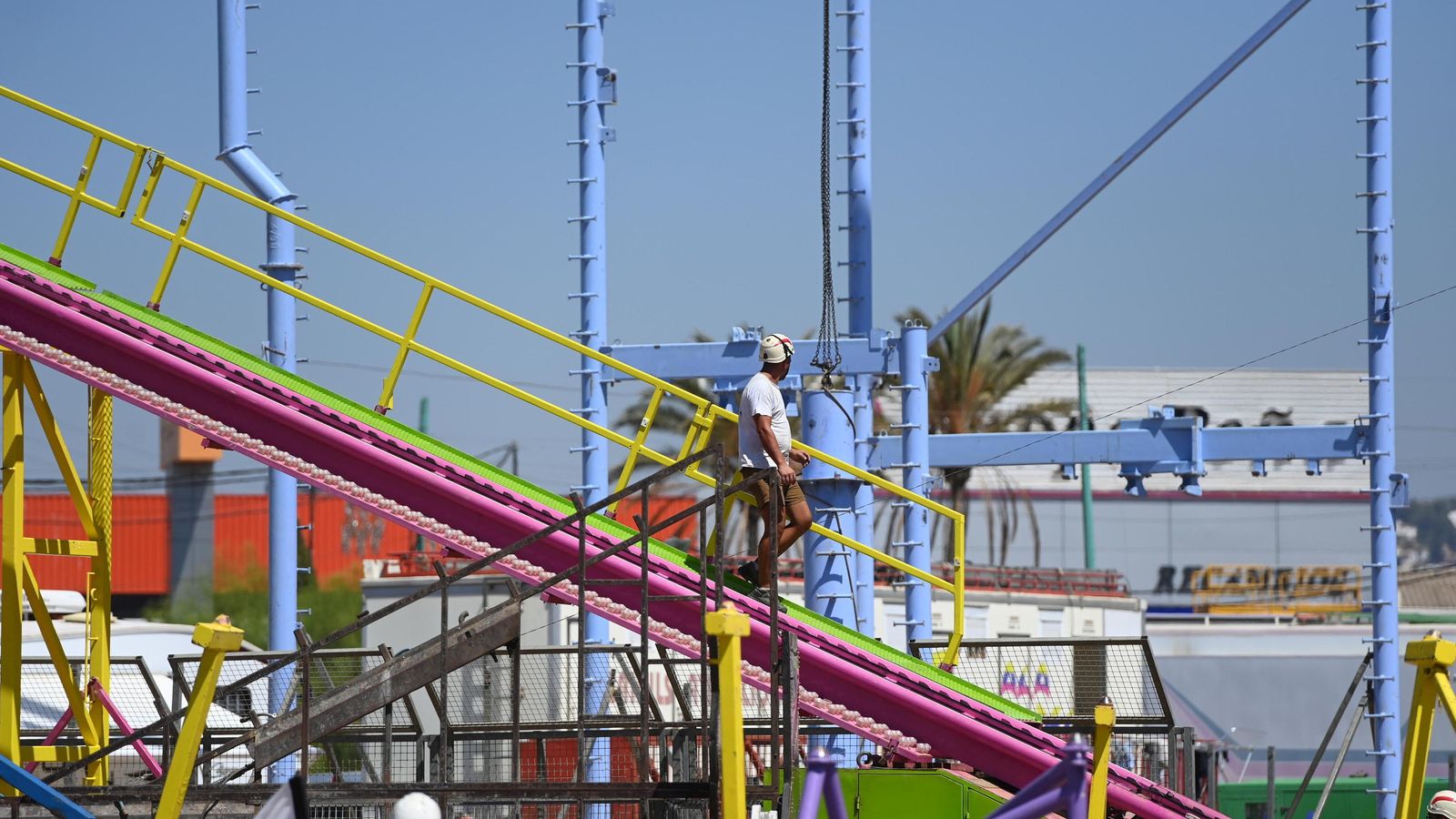 Montaje de una de las atracciones de la Feria de Málaga.