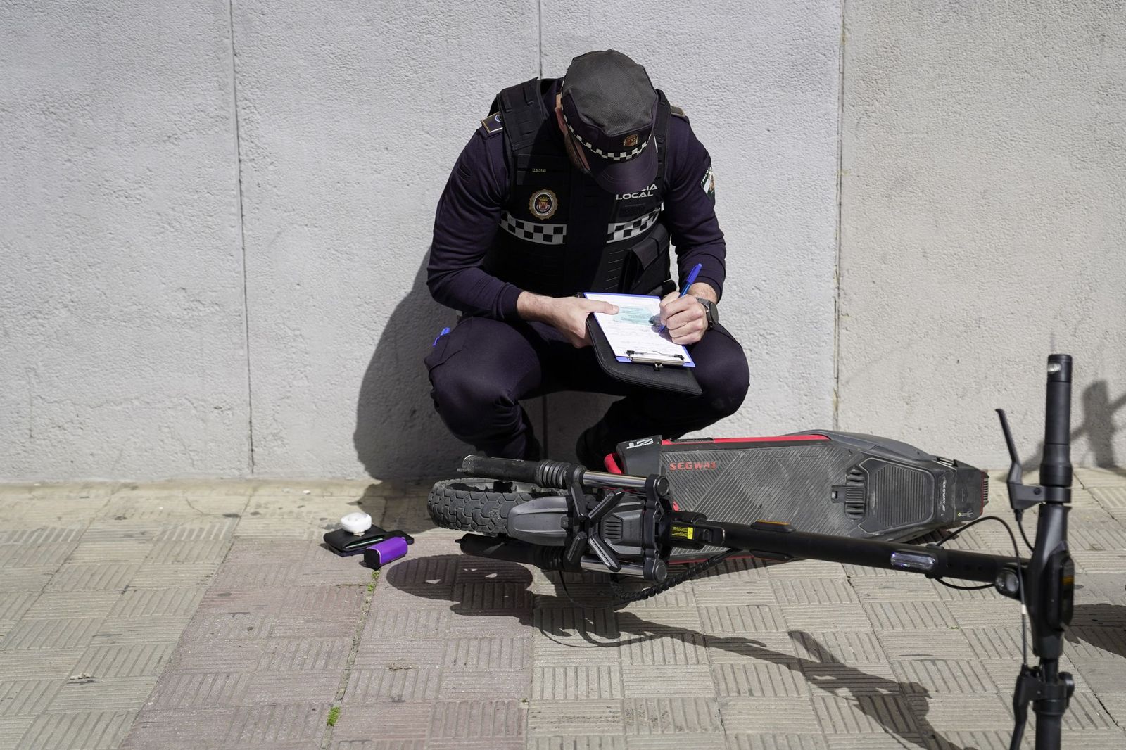 Primer día de multas a los patinetes de Sevilla, en imágenes