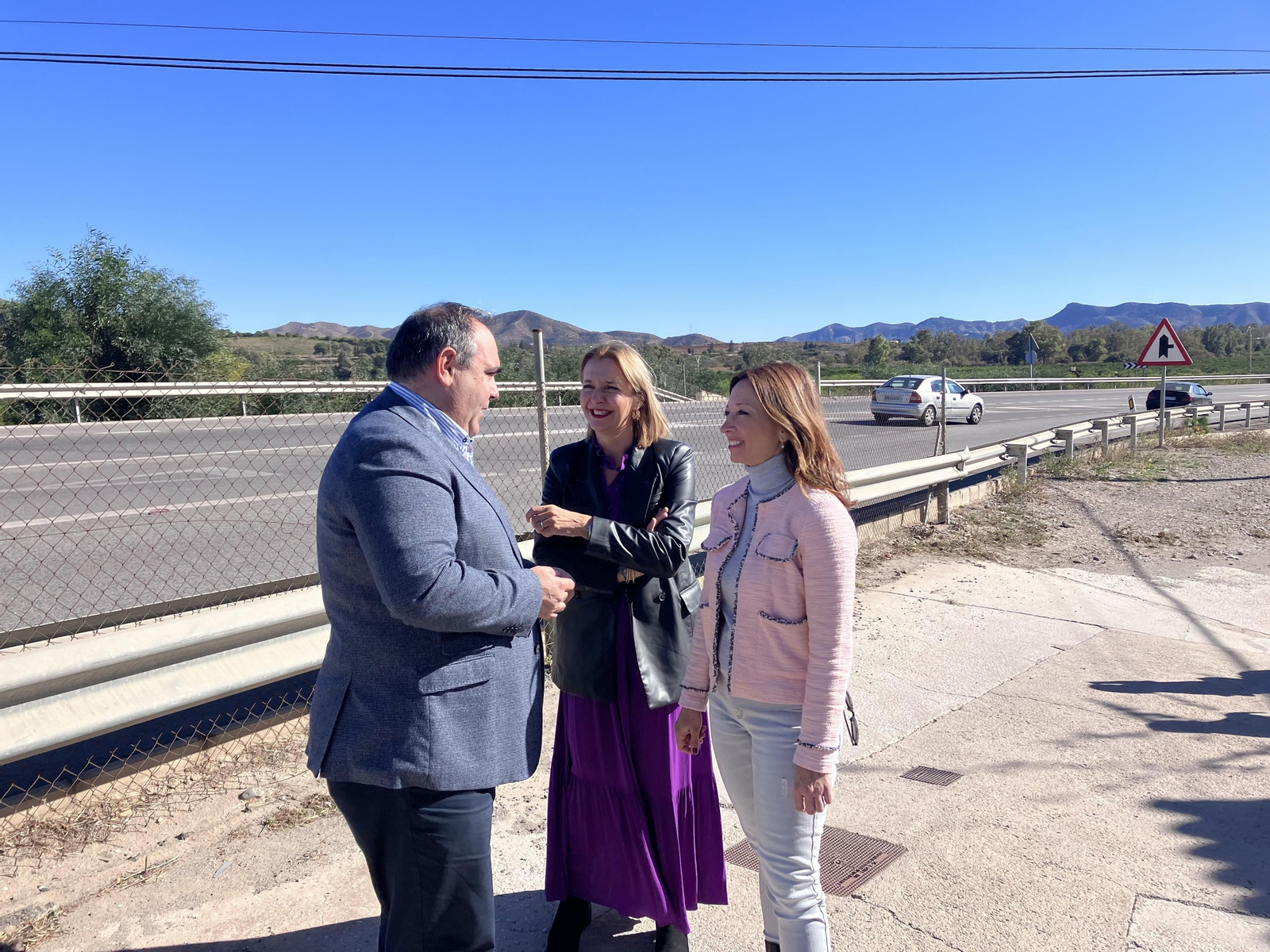 Patricia Navarro junto al alcalde de Pizarra en el primer tramo a desdoblar.