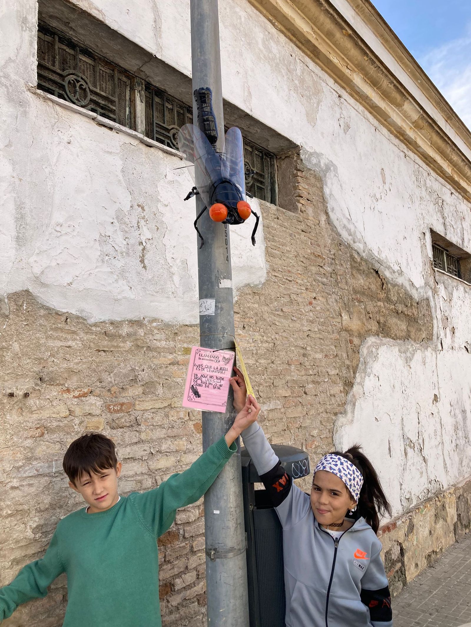Dos alumnos, señalando otra zona mapeada.