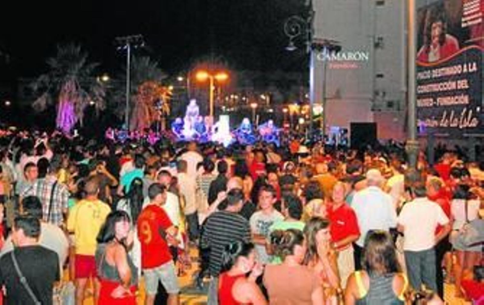 Poco a poco la plaza Juan de Vargas se fue llenando para participar en el homenaje preparado a Camarón de La Isla, fallecido hace 20 años.