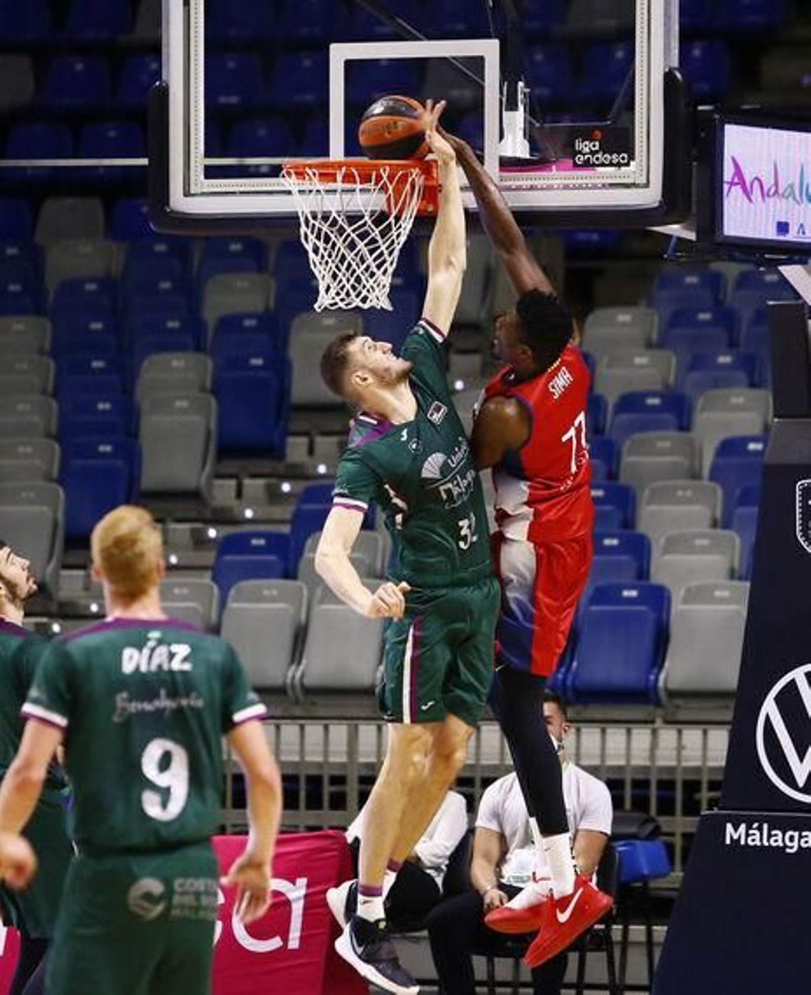 Rubén Guerrero, en una acción defensiva durante el partido contra el Manresa.