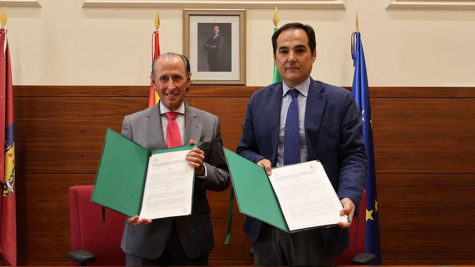 El alcalde y consejero de Justicia muestran el convenio firmado hoy.