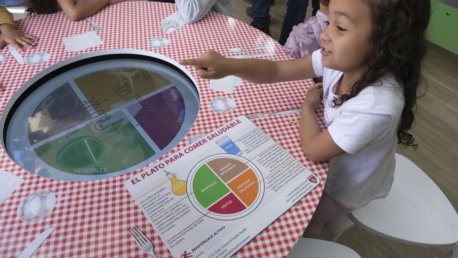 Imágenes de la caravana Frutibús, alimentación saludable, en Las Norias (El Ejido)