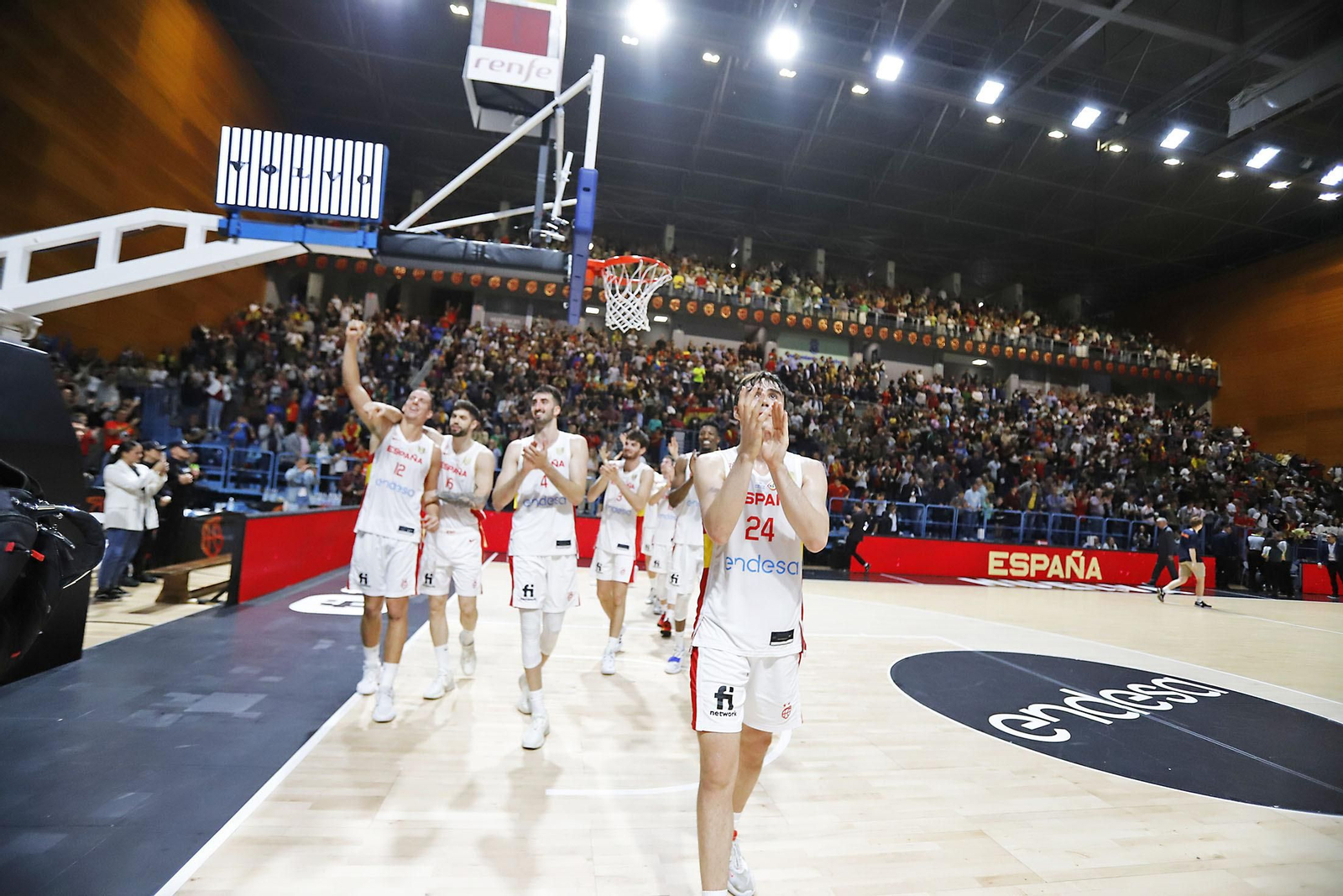Imágenes de la celebración de la selección Española de baloncesto por certificar su pase con una victoria ante Paises Bajos Imágenes de la celebración de la selección Española de baloncesto por certificar su pase con una victoria ante Paises Bajos