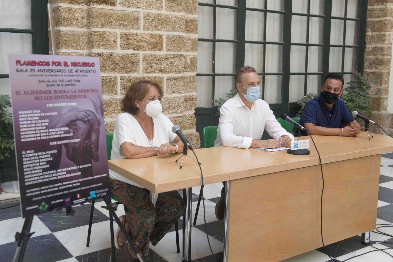 La presentación de la gala en el patio de la Diputación Provincial, con  la presidenta de AFA Puerto, Clemen Gómez;  junto al diputado David de la Encina (en el centro); y Víctor Raposo, coordinador del programa artístico.