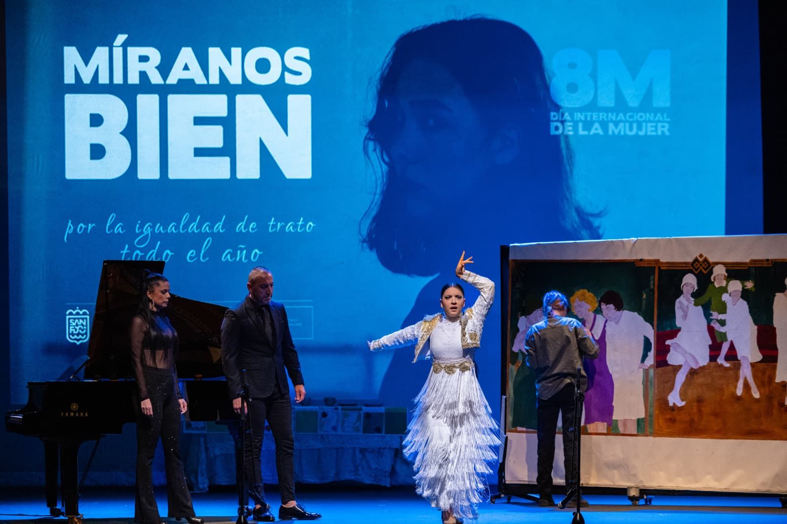 El baile de Sara Sánchez, en la propuesta 'Flapper' que ha acompañado el acto institucional del 8M en San Fernando