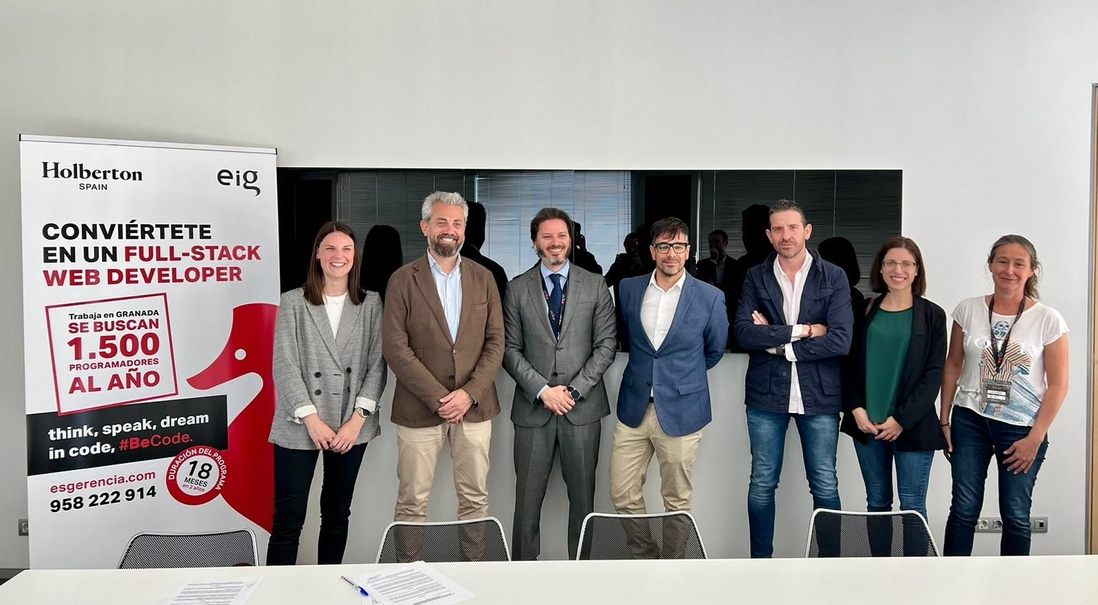 Foto de la firma del convenio entre el Círculo Tecnológico de Granada y la Escuela de Código Holberton Spain by EIG.