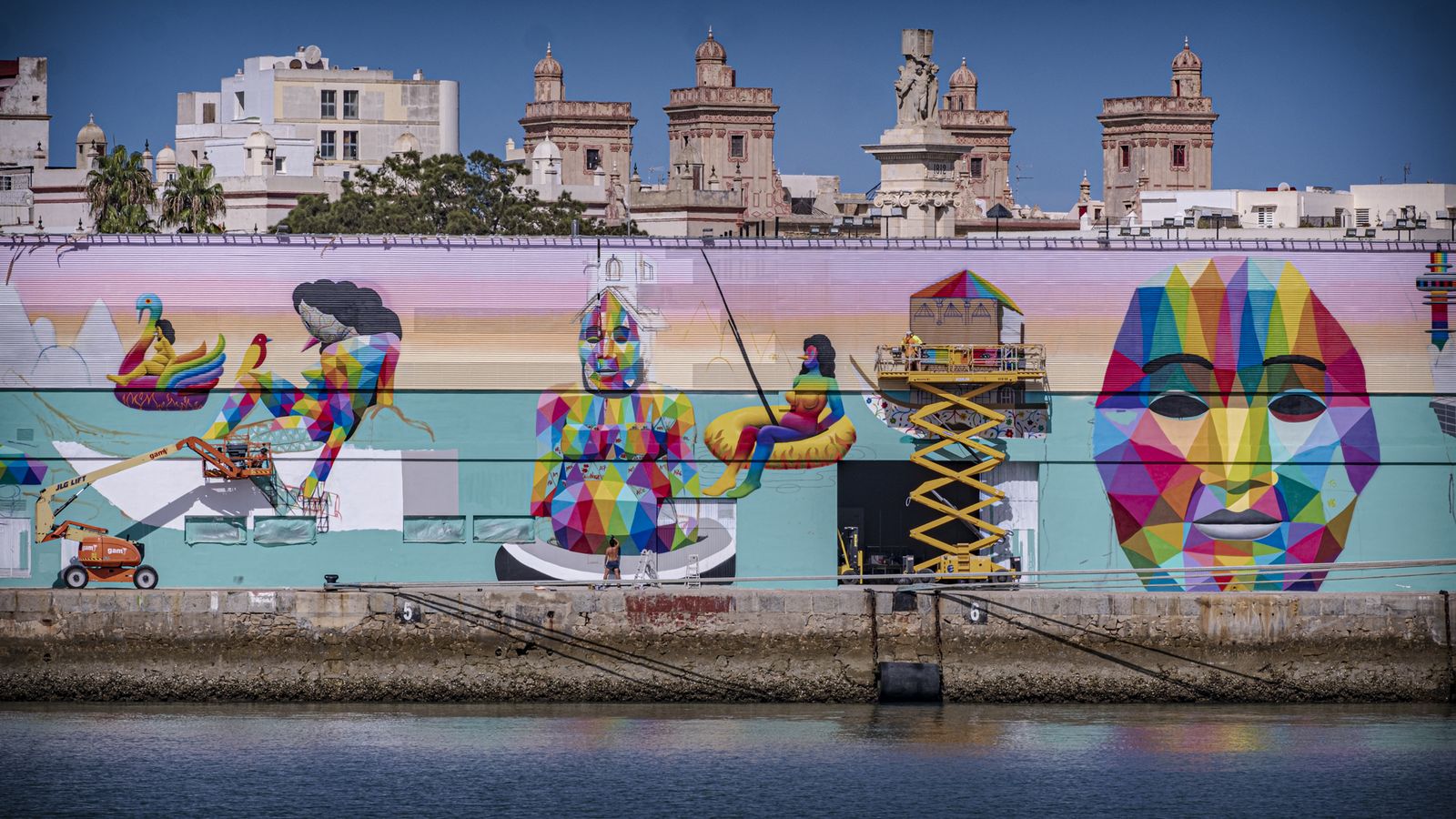 Las imágenes de cómo está quedando el mural de Okuda San Miguel en el Muelle de Cádiz