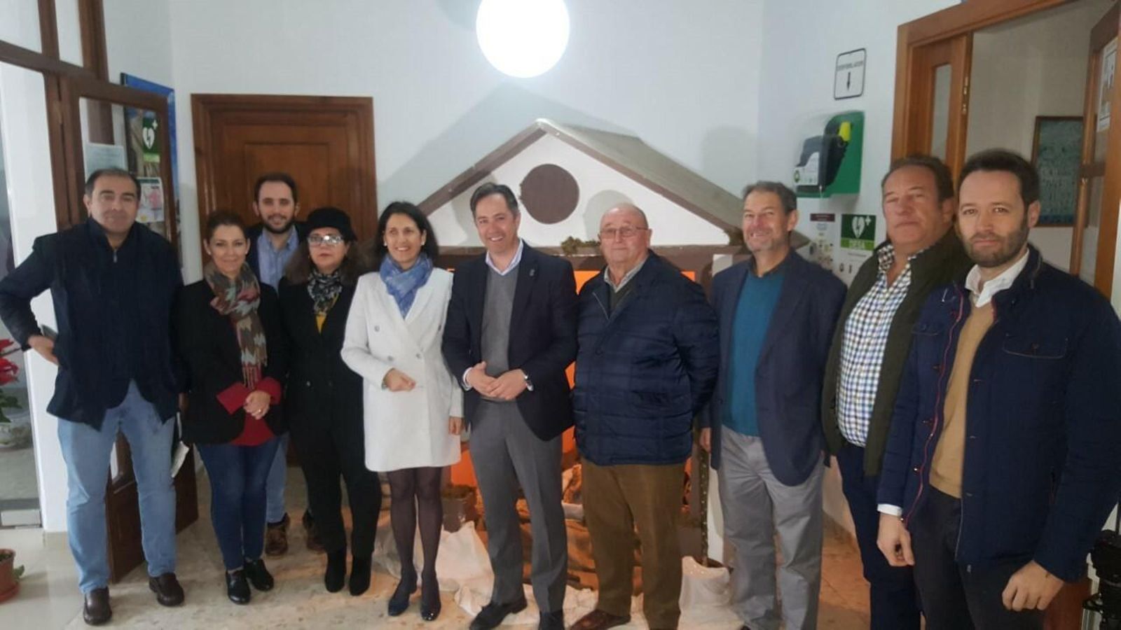 La delegada territorial de Agricultura, Isabel Solís, con el alcalde de La Roda, Juan Jiménez, y agricultores y cooperativstas del municipio.