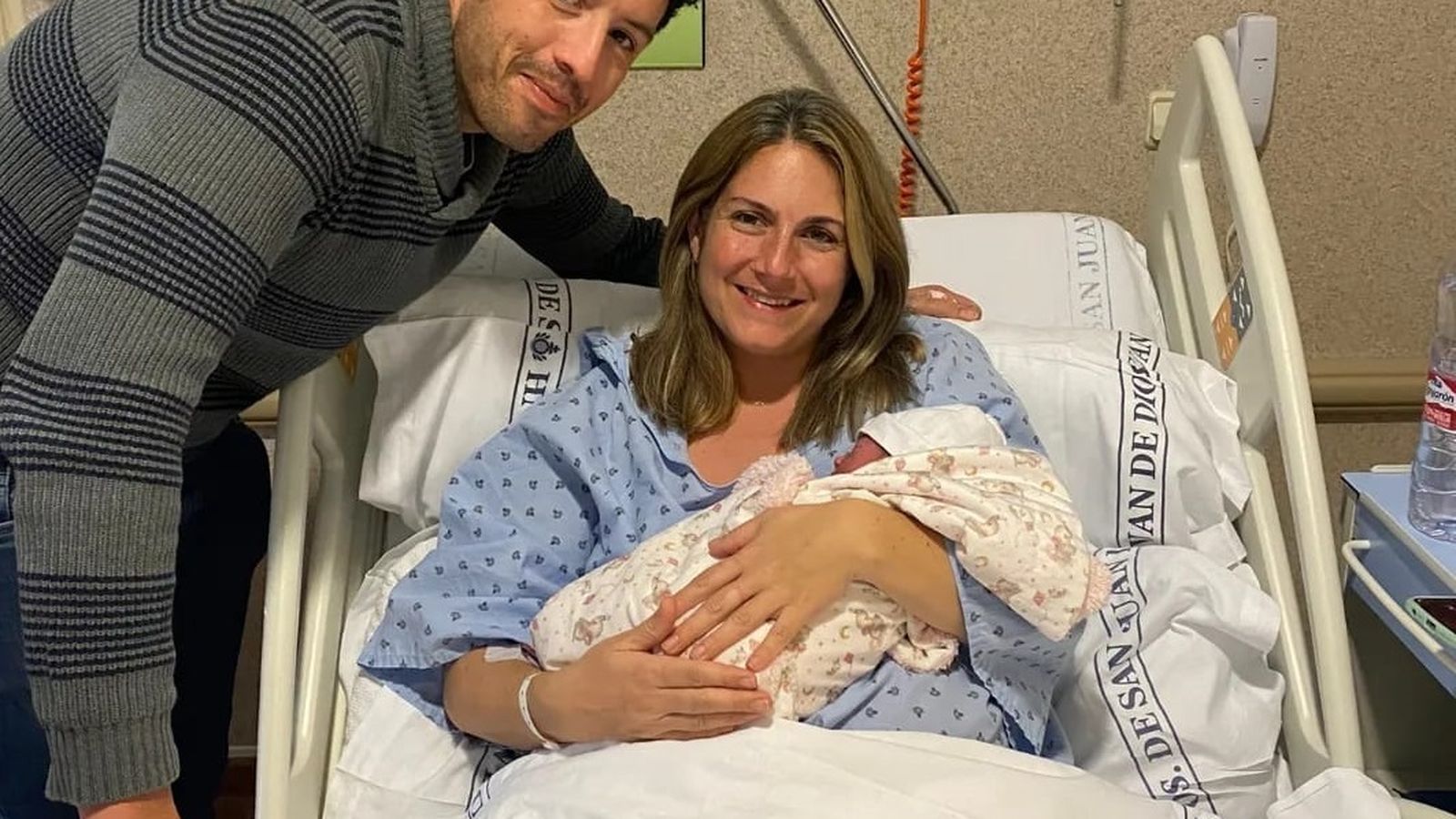Horacio y Nuria con su hija África, en el Hospital San Juan de Dios.