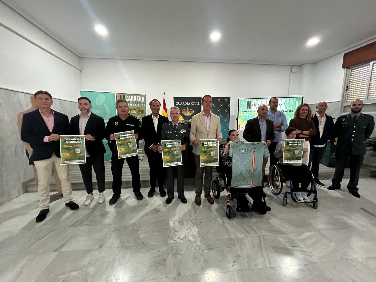 Los distintos presentantes institucionales y de la organización muestran el cartel de la prueba deportiva.