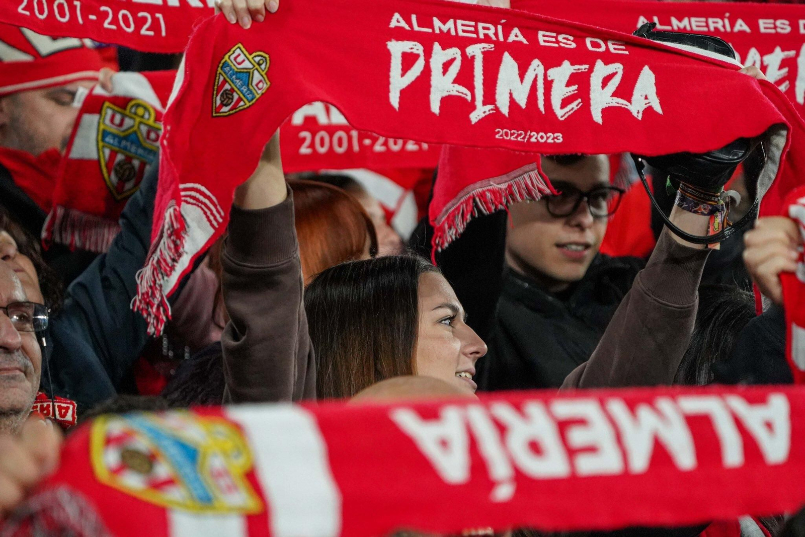 Una aficionada sostiene una bufanda con el lema 'Almería es de Primera' en el choque ante el Barça