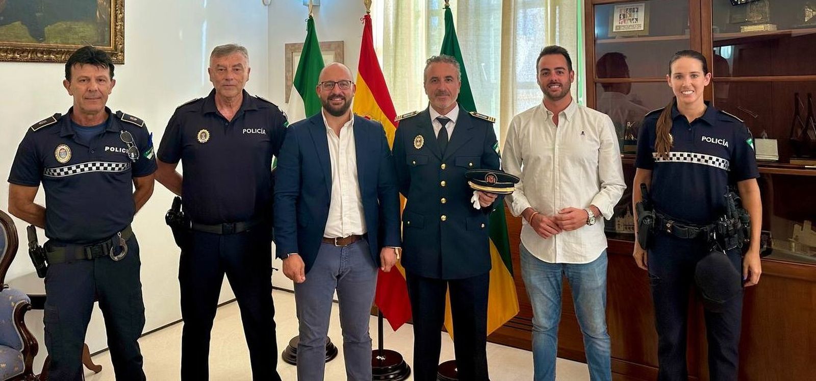 José Antonio Romero Mellado, junto al alcalde, el concejal de Seguridad y varios compañeros.