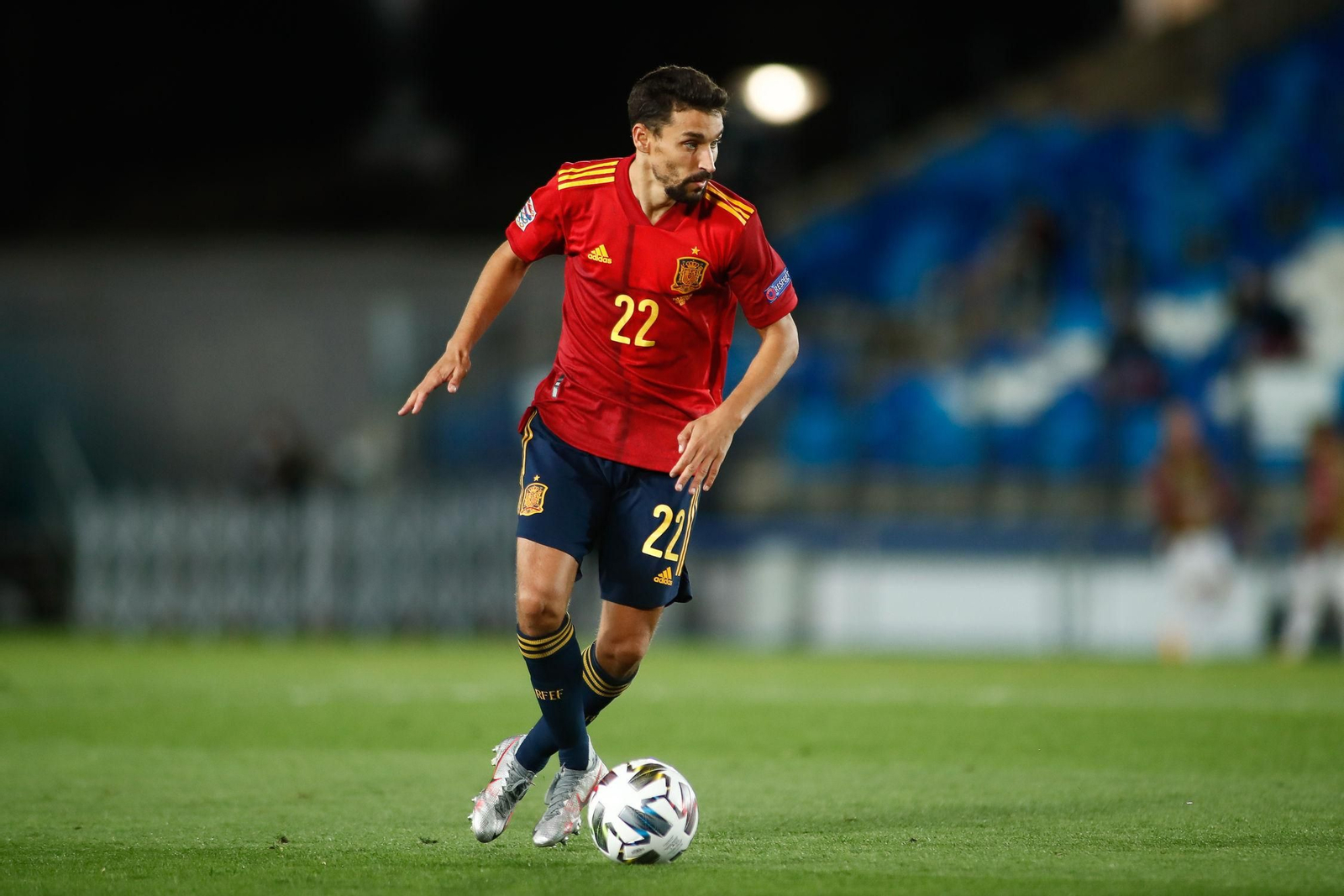 Jesús Navas avanza con el balón y la cabeza alta en el España-Suiza.