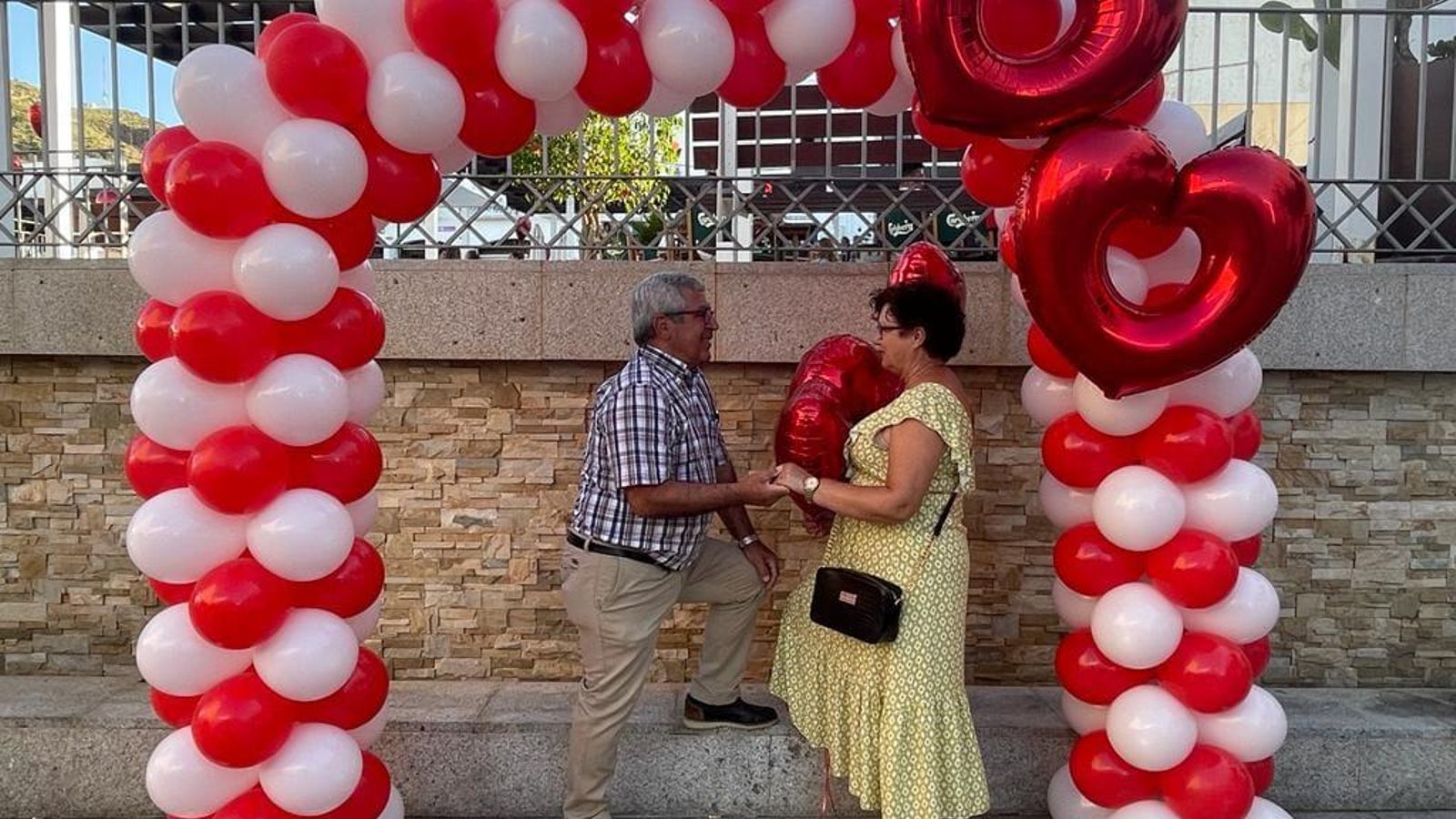 Una pareja celebra la Noche Romántica
