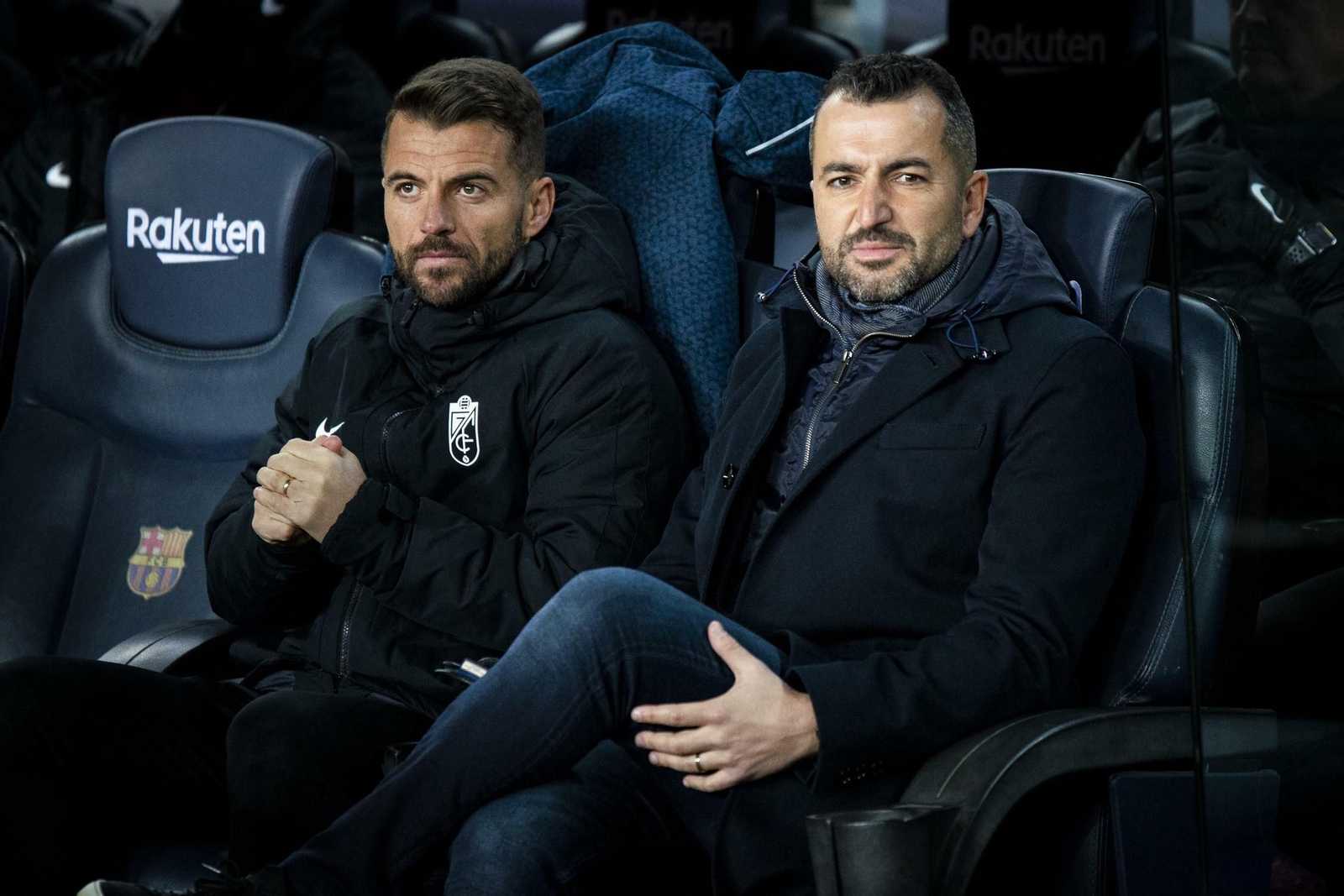 Diego Martínez sentado en el banquillo junto a Raúl Espínola