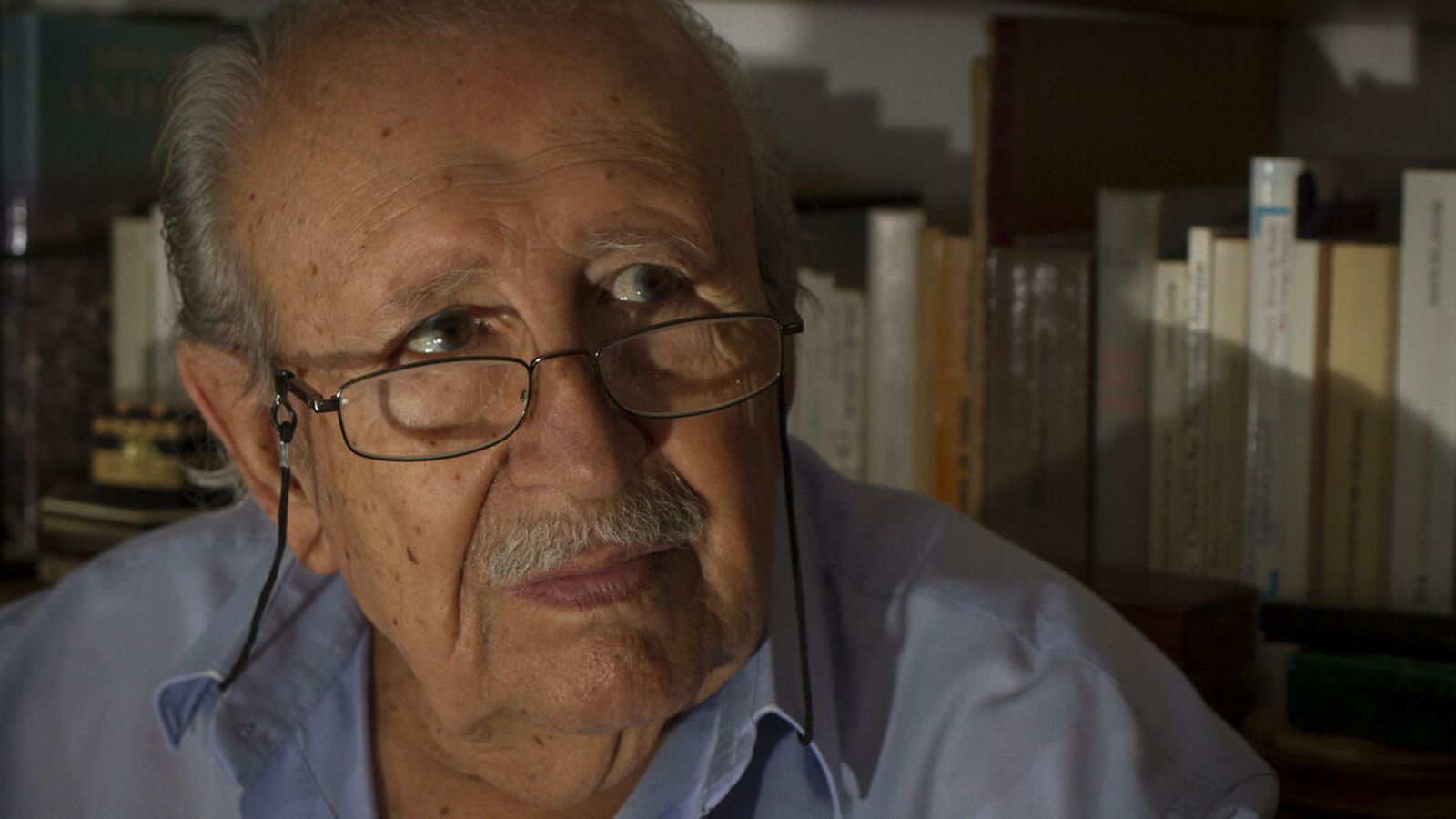 Rafael Guillén esboza una sonrisa durante una entrevista en su casa.