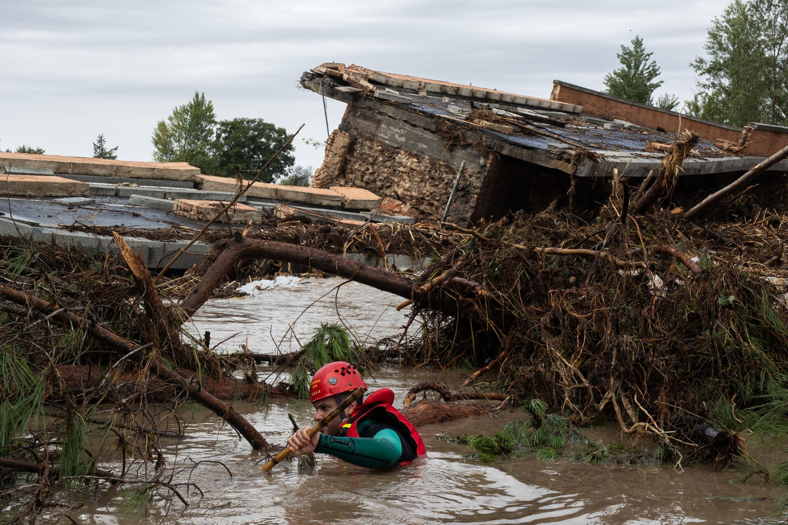 Un hombre en el puente colapsado en la Aldea del Fresno (Madrid).