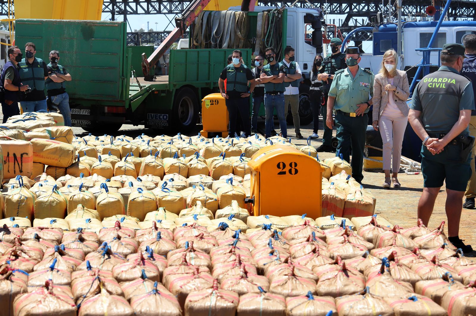 Imágenes de uno de los mayores alijos de hachís incautado por la Guardia Civil en Huelva