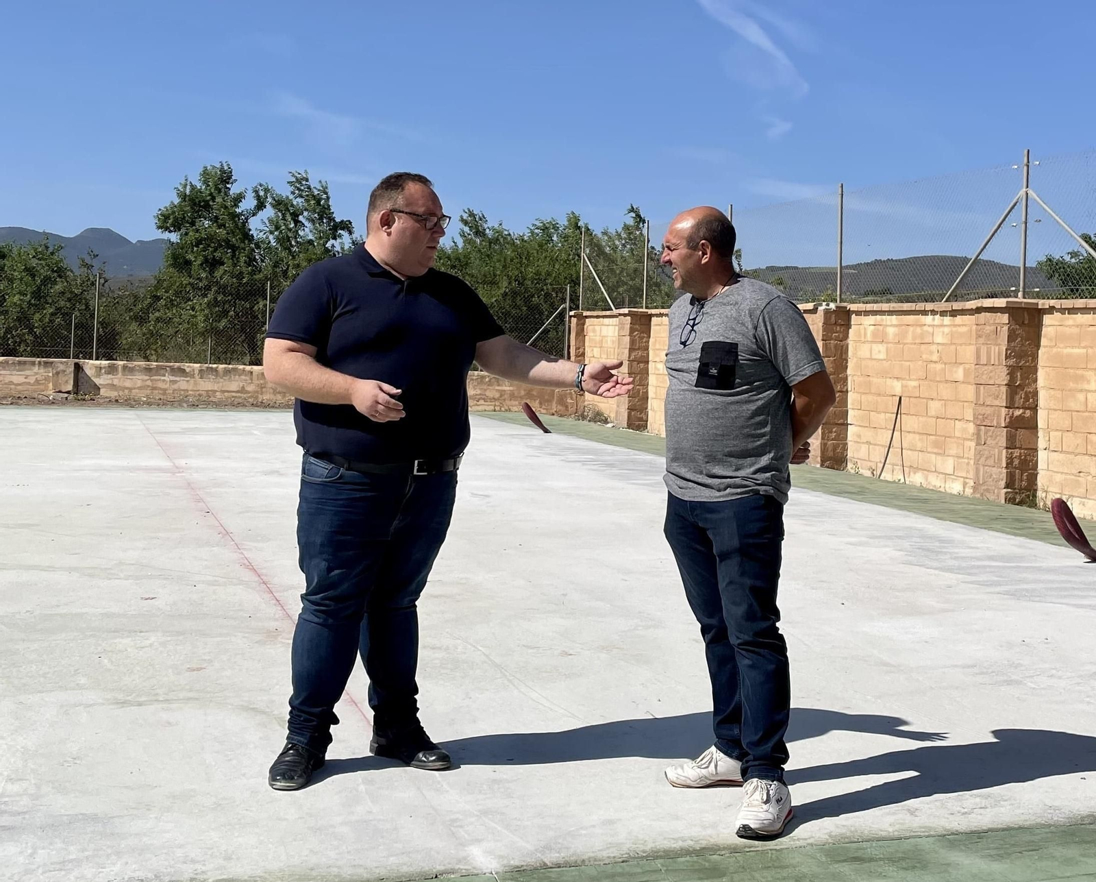 El diputado provincial de Deportes de Granada, Manuel Guirado, junto al alcalde de Villamena, Manuel Vílchez