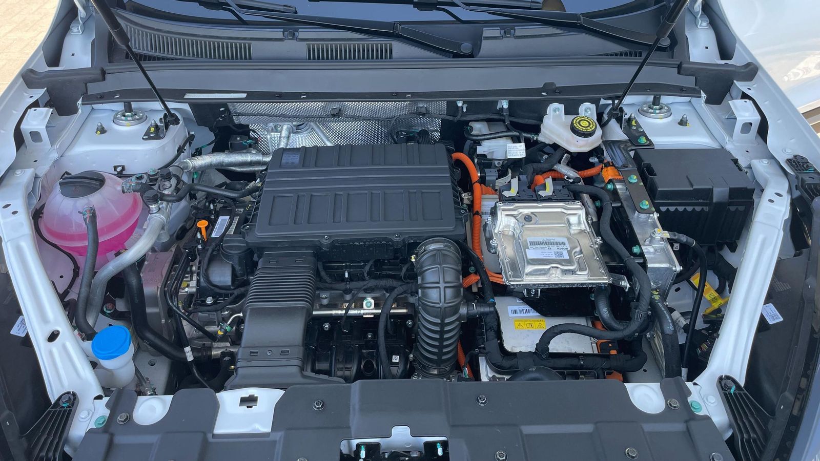 La caja de cambios utilizada en este Ebro s400 ha sido específicamente diseñada para utilizarse con sistemas híbridos, es decir, no se trata de una adaptación electrificada de una transmisión ya existente, y es perfectamente extrapolable a un PHEV. La caja de cambios utilizada en este Ebro s400 ha sido específicamente diseñada para utilizarse con sistemas híbridos, es decir, no se trata de una adaptación electrificada de una transmisión ya existente, y es perfectamente extrapolable a un PHEV.