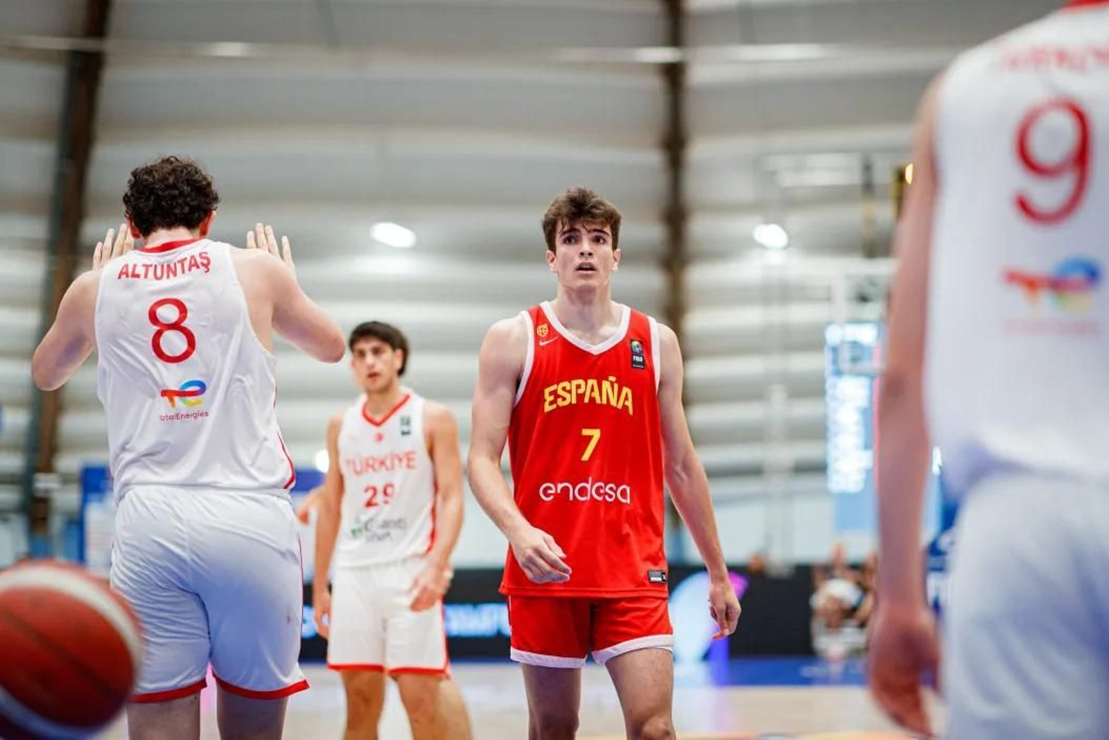 Día aciago de Mario Saint-Supéry en otra debacle de España en el Europeo sub 18