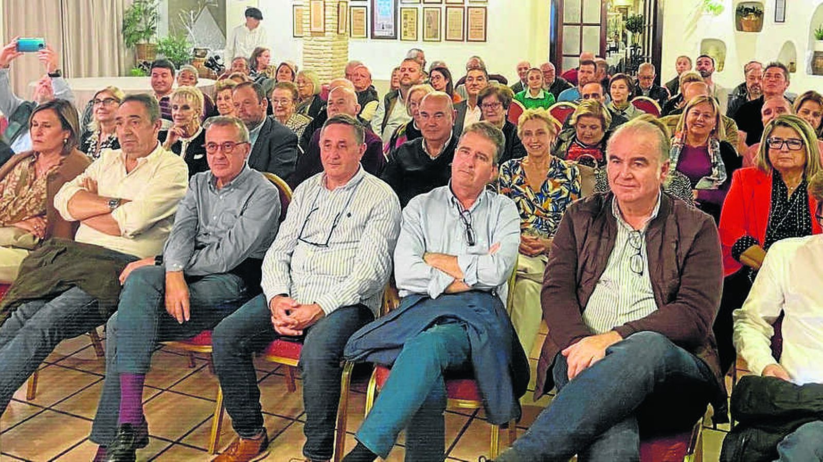 El salón principal de la Terraza Carmona se llenó en su totalidad.