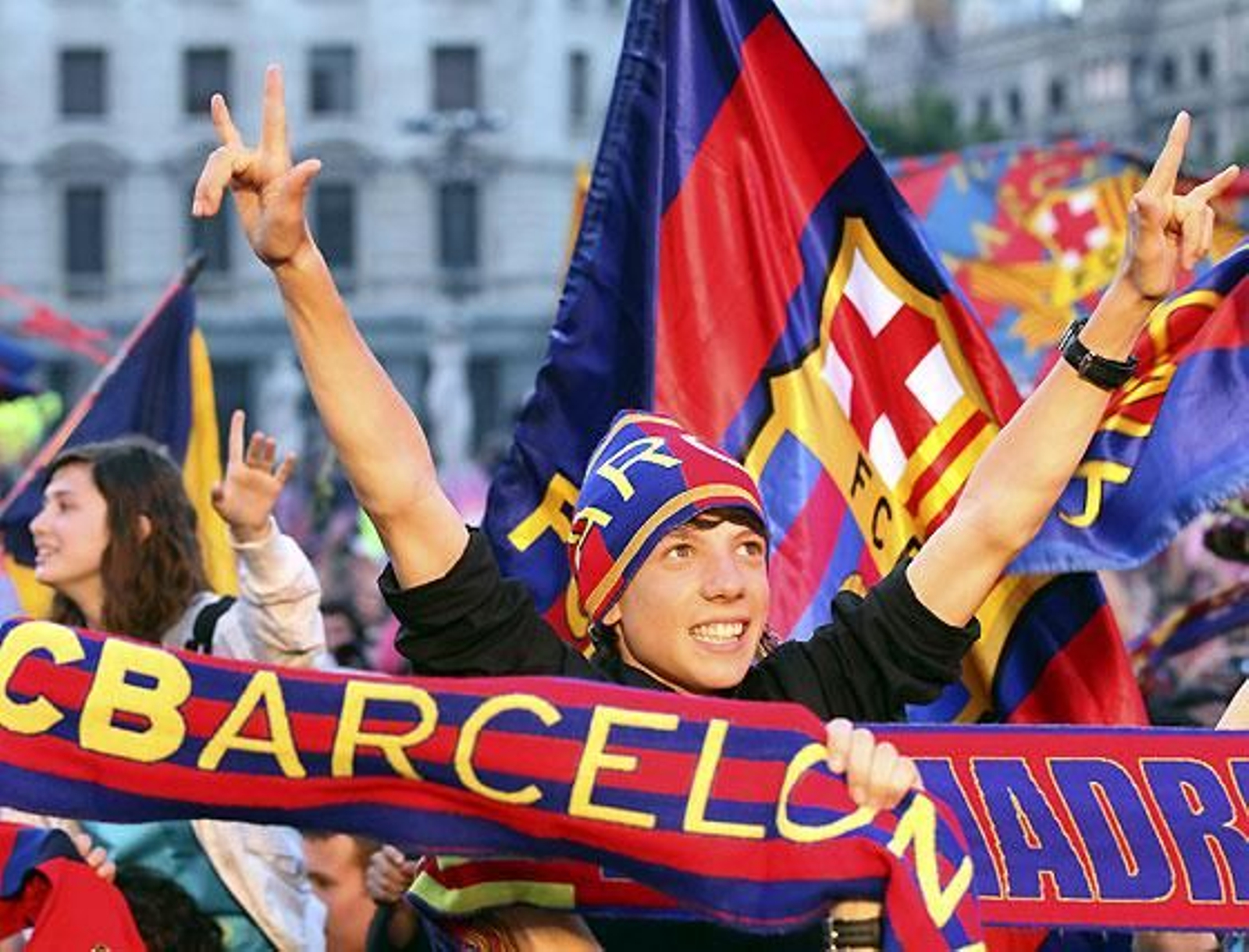 El Barcelona cumplió los pronósticos y con su goleada (4-0) ante el Valladolid en el Camp Nou logró el título de Liga.

Foto: EFE / Reuters / AFP Photo