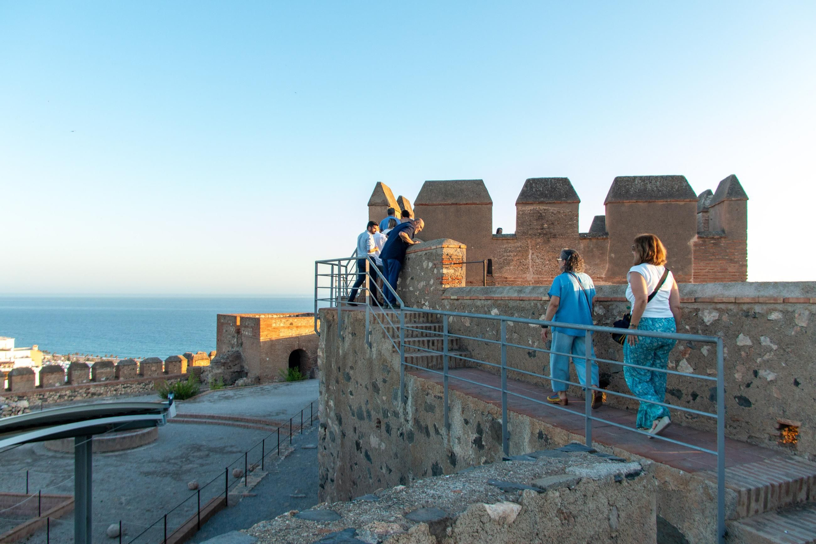 Varias personas pasean por el interior del castillo de Salobreña