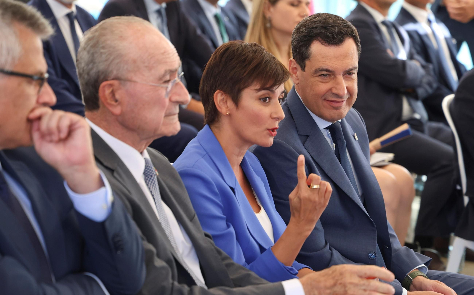 La ministra de Vivienda, Isabel Rodríguez, junto al presidente de la Junta, Juanma Moreno, y el alcalde de Málaga, Francisco de la Torre.