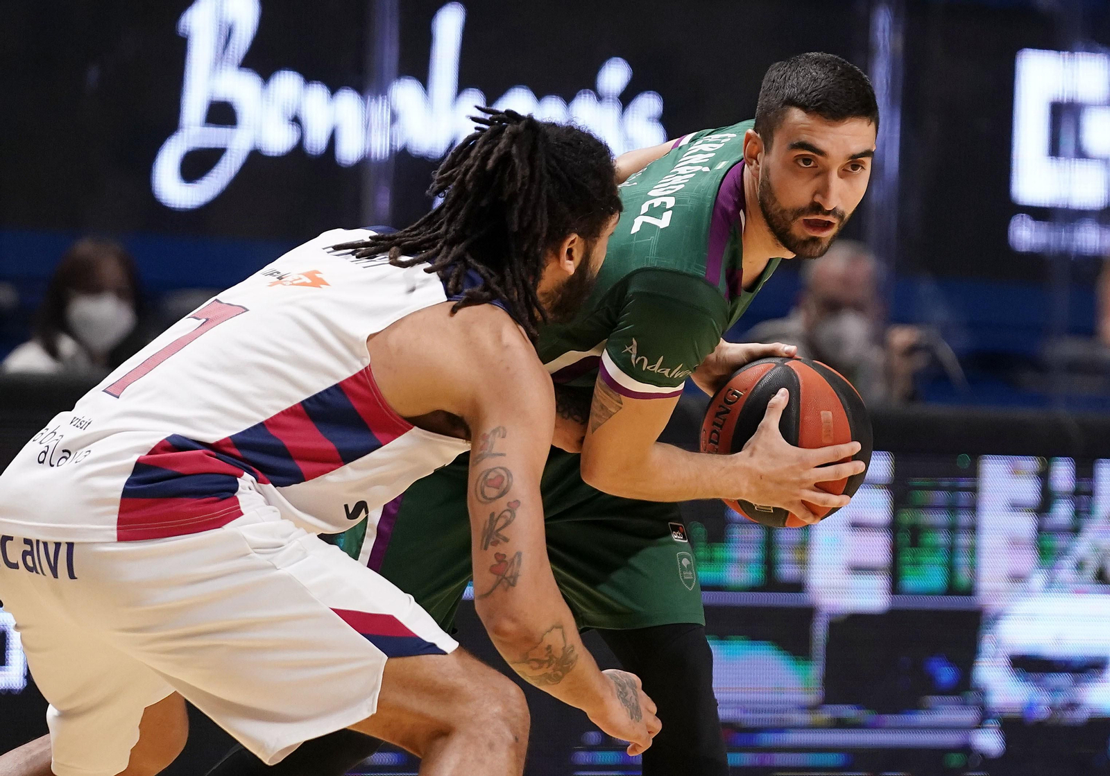 Jaime Fernández, frente a Pierria Henry.