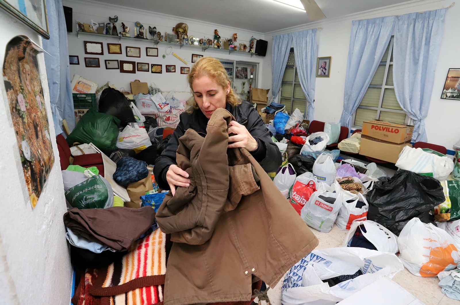 Imágenes de la colecta solidaria para la familia afectada por el incendio en la Hispanidad