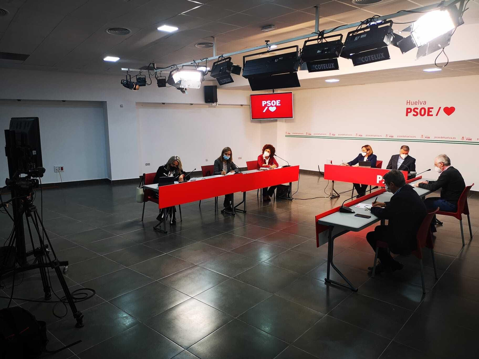 Reunión de representantes de la Plataforma y dirigentes del PSOE provincial con el secretario de Estado Hugo Morán, al otro lado de la pantalla. Reunión de representantes de la Plataforma y dirigentes del PSOE provincial con el secretario de Estado Hugo Morán, al otro lado de la pantalla.