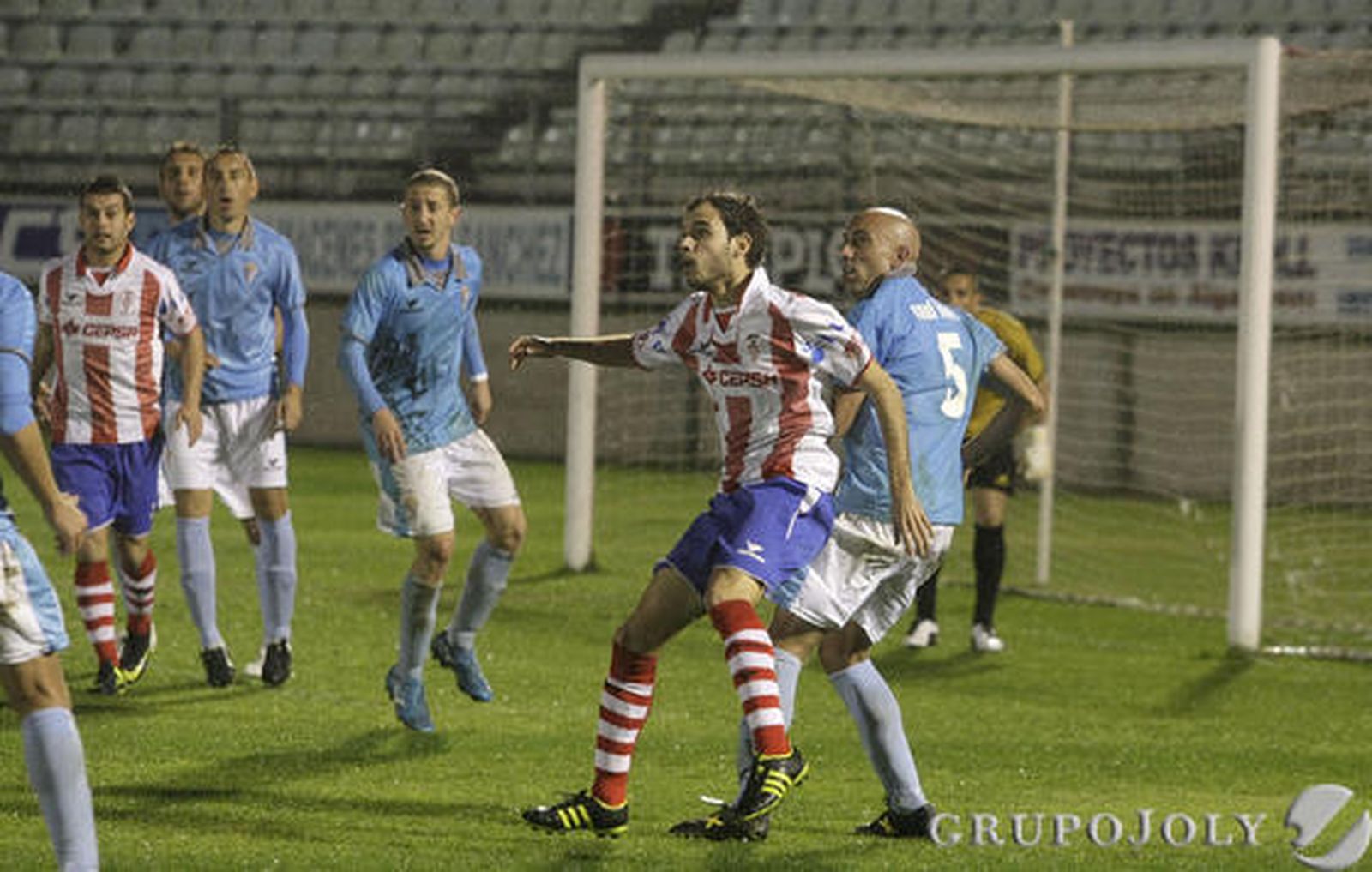 El Algeciras se aleja aún más de la zona de liguilla al perder en el Nuevo Mirador ante el San Fernando./Fotos:Erasmo Fenoy

Foto: Erasmo Fenoy