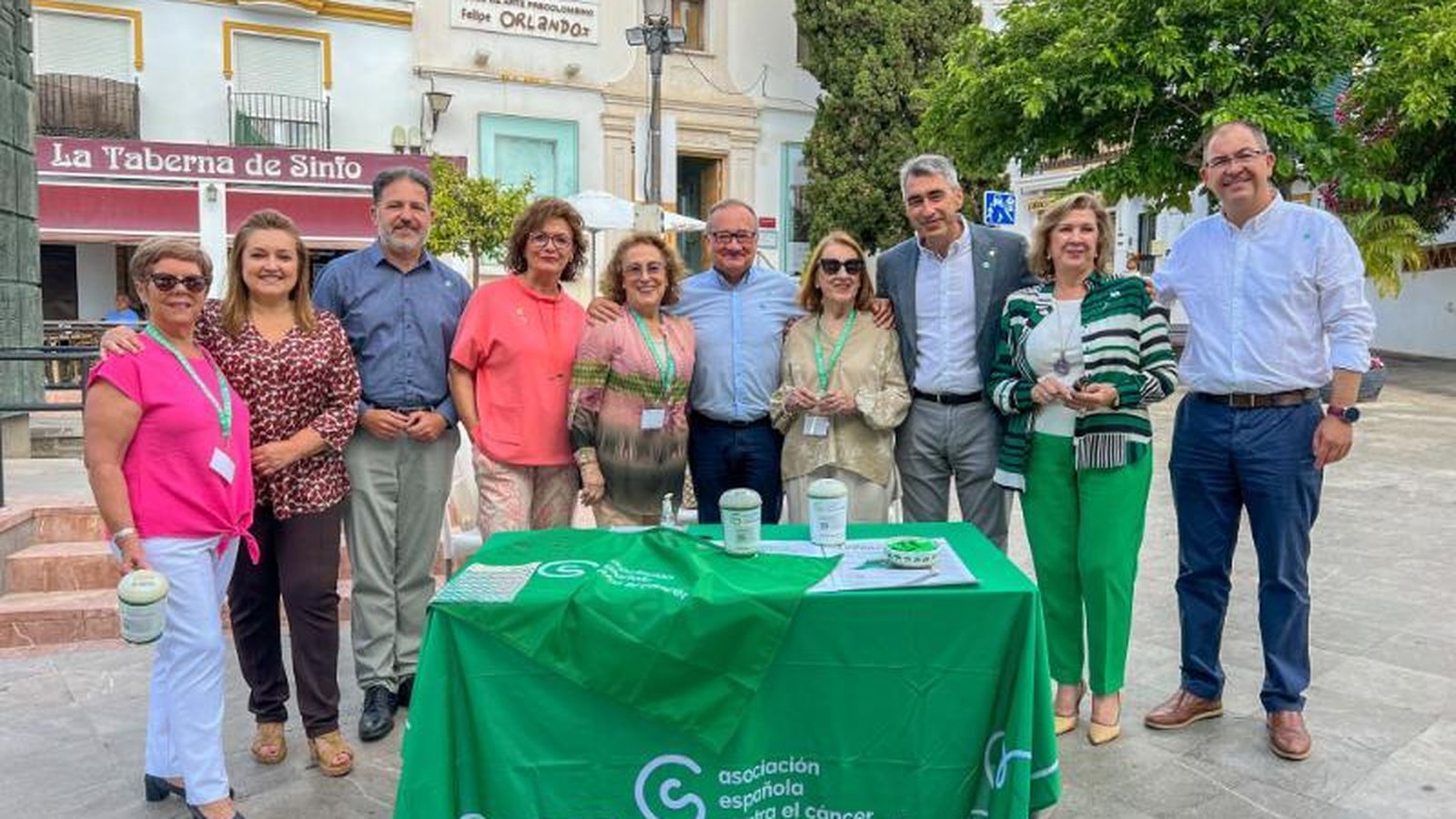 La mesa que el colectivo ha instalado en la la Plaza de las Tres culturas de Benalmádena.