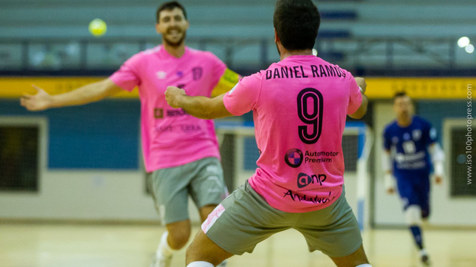 Miguel Conde y Dani Ramos celebran un gol.