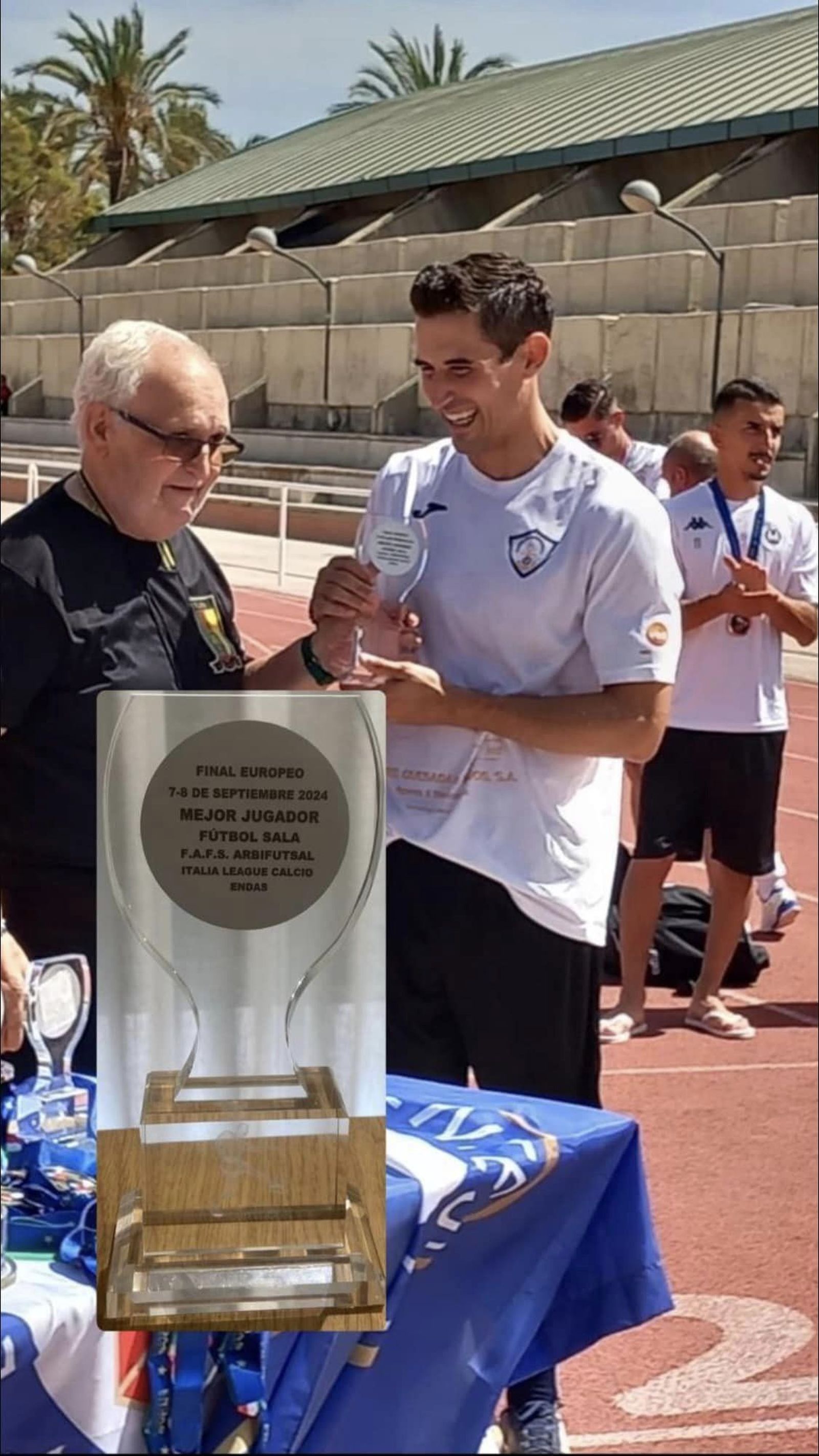 El albojense José Fábrega recoge el título de campeón junto a su equipo