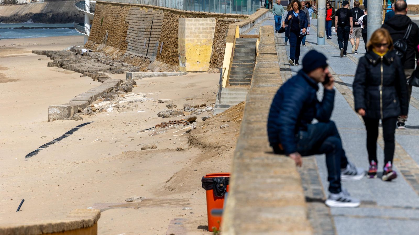 Estado en que ha quedado la playa tras los últimos temporales.