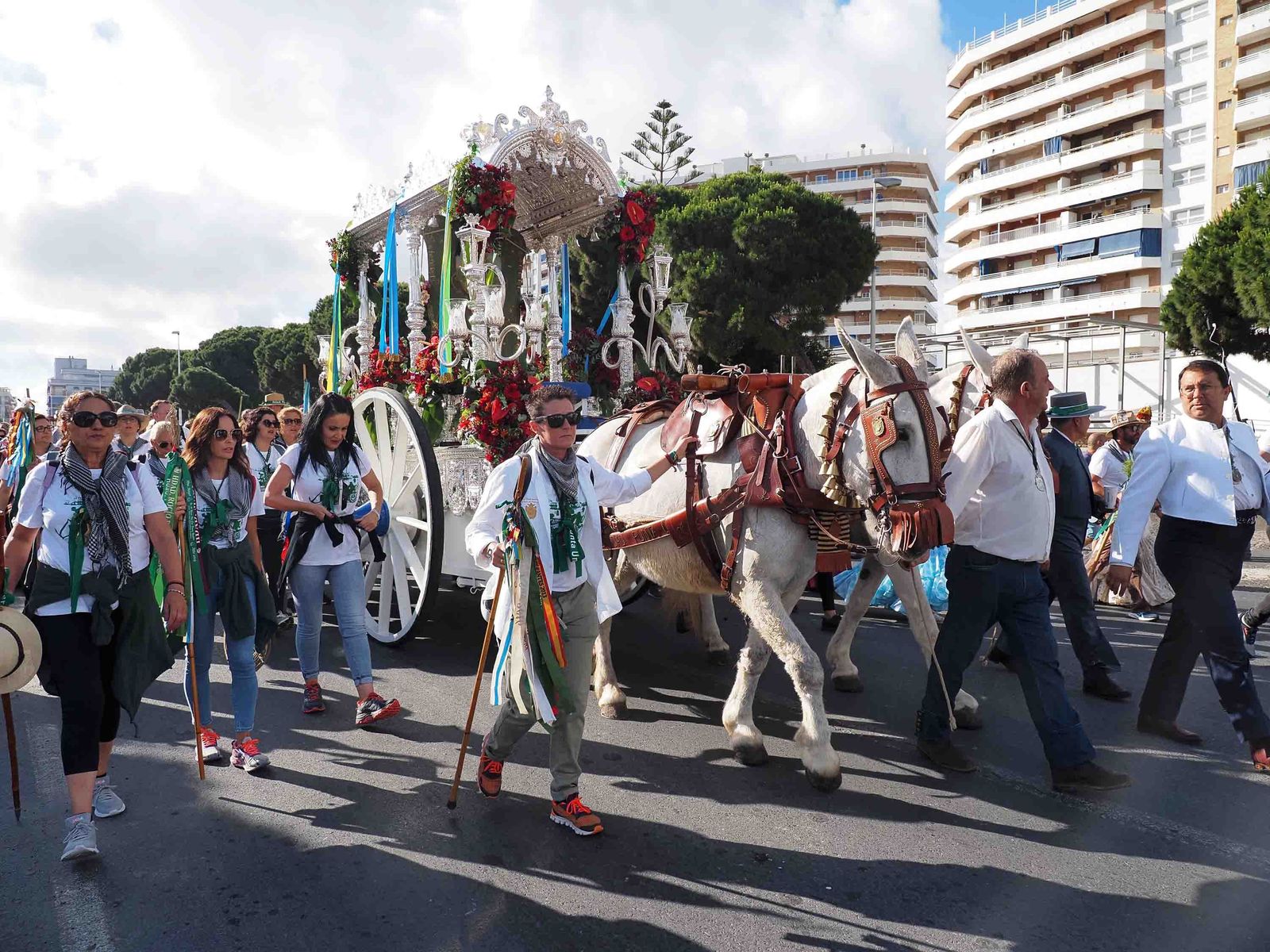 Salida de la Hermandad de Punta Umbría hacia El Rocío.