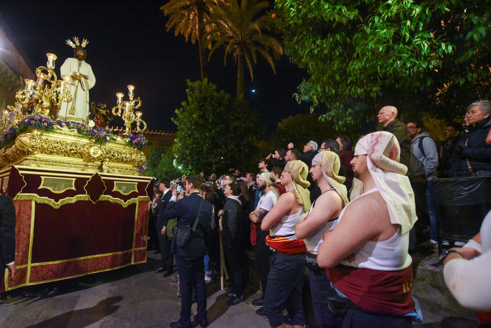 El Vía Crucis de las Cofradía con el Señor de la Sangre, en imágenes