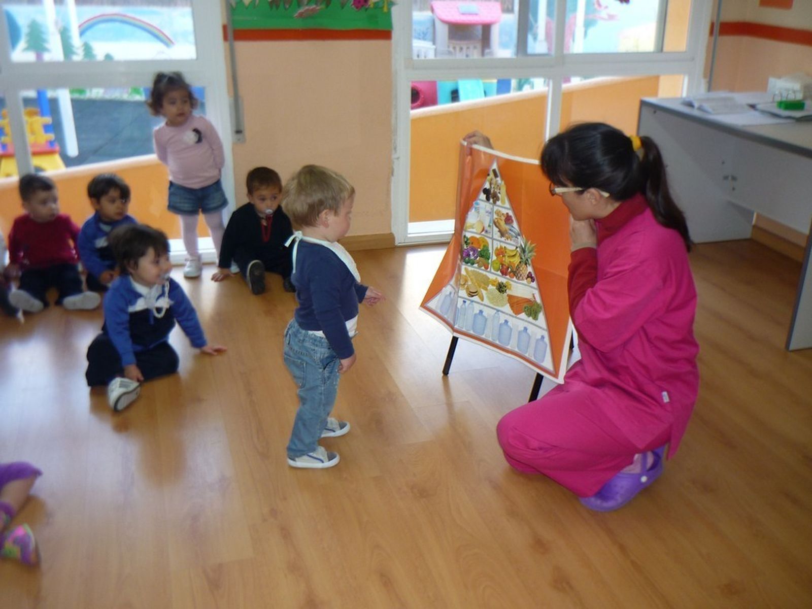 Niños juegan en una guardería.