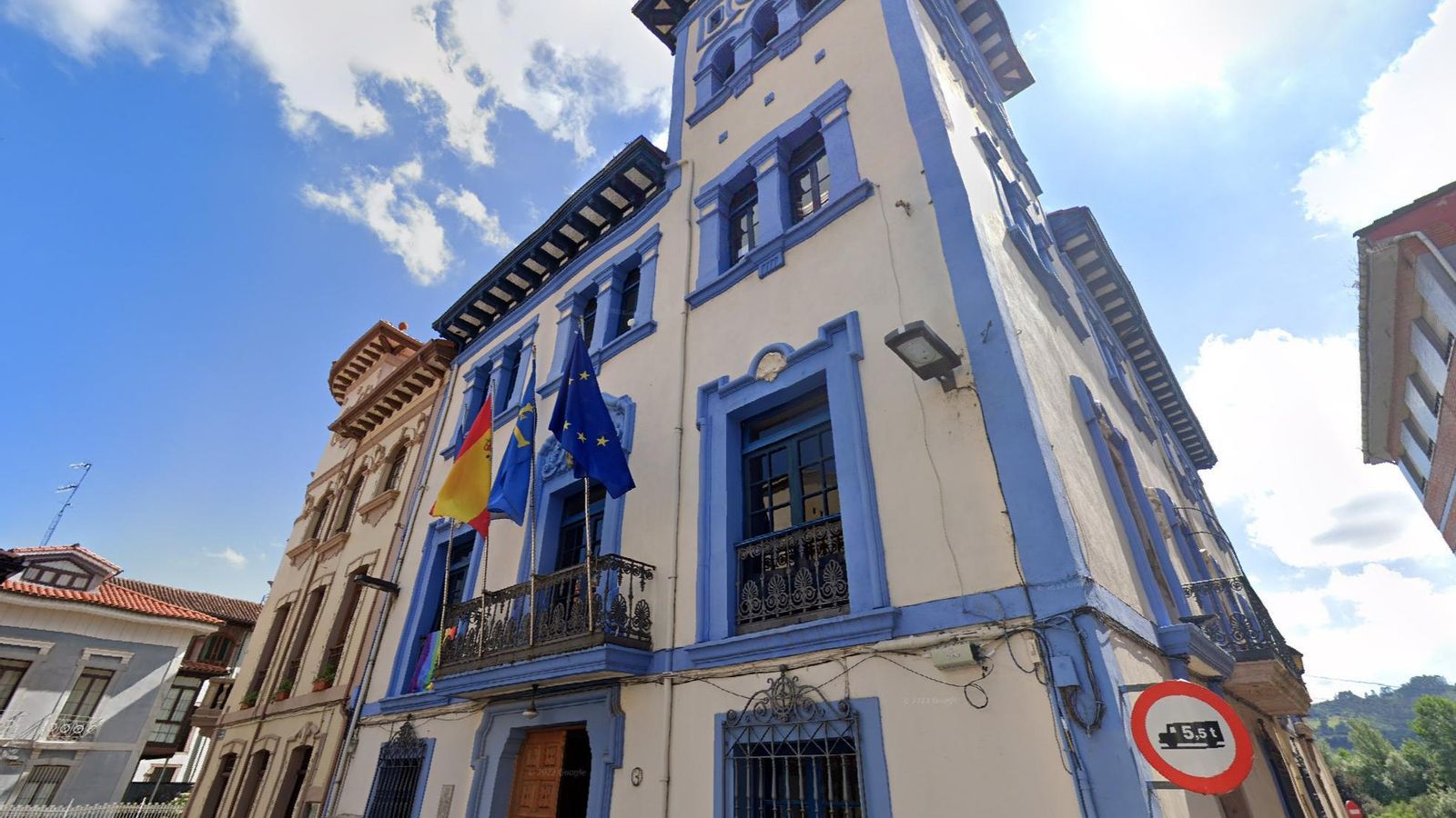 Algunos edificios de Grado son antiguos palacetes de indianos. Destacan por sus coloridas fachadas.