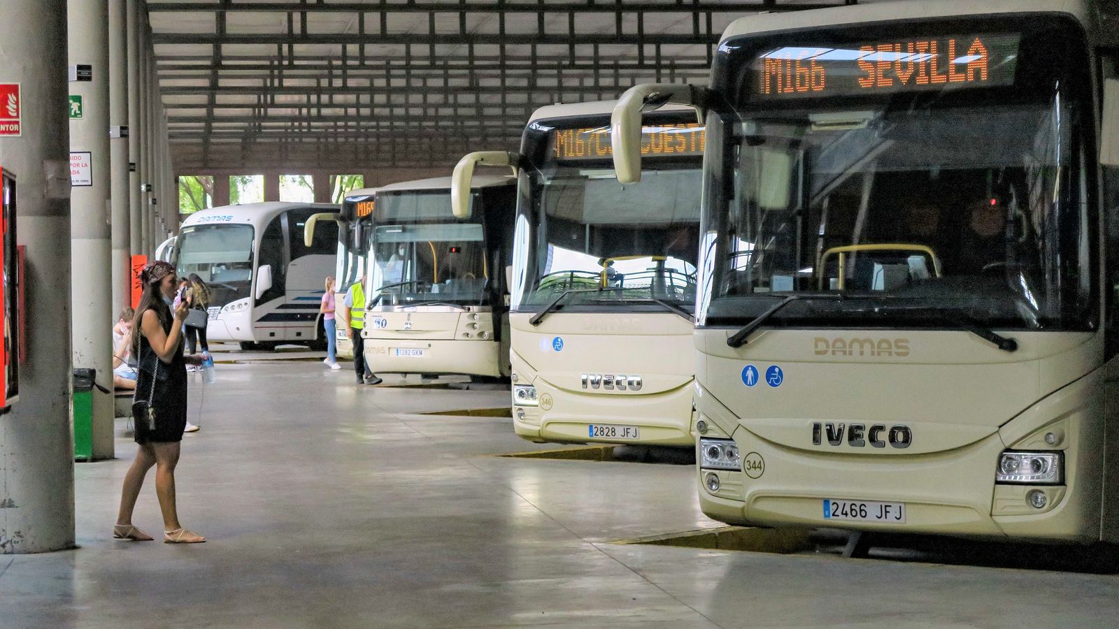 Autobuses del Consorcio metropolitano de Sevilla en la estación Plaza de Armas.