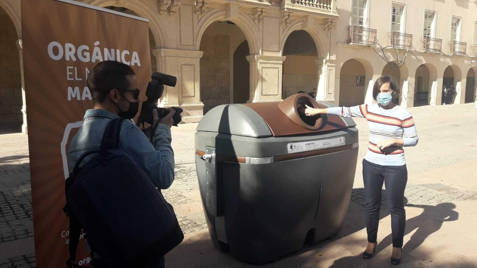 La concejal Margarita Cobos, en la presentación de los nuevos contenedores marrones en la Plaza Vieja, el pasado mes de noviembre.