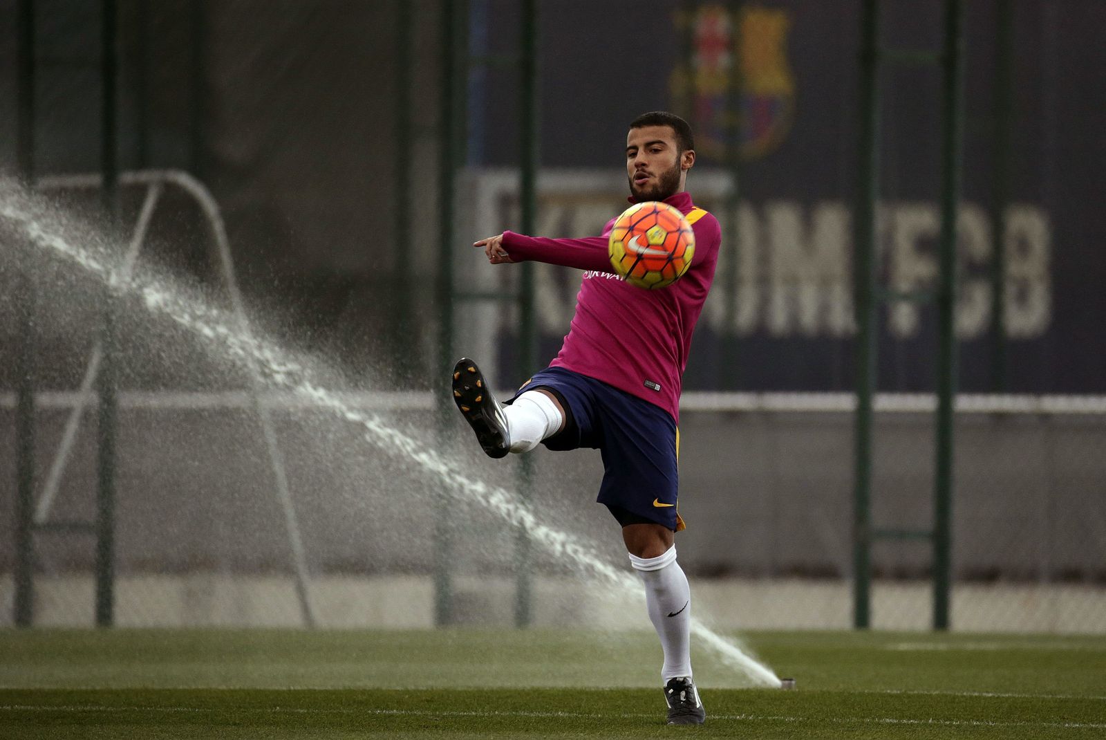 Rafinha golpea el balón con la pierna derecha durante un entrenamiento del Barcelona.